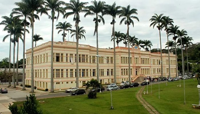 640px-Universidade_Federal_de_Vicosa_-_Predio_principal_2015.jpg