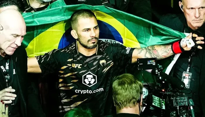 Alexandre-Pantoja-em-apresentacao-no-UFC-310.-Foto-Reproducao-Instagram-UFC-India-1-e1733762231138.j.webp