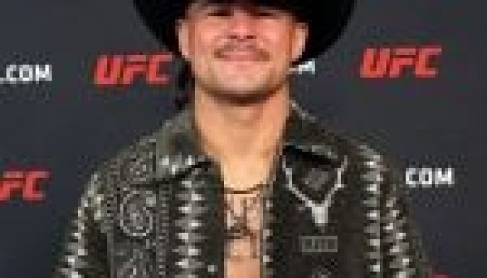 Diego Lopes posando para foto