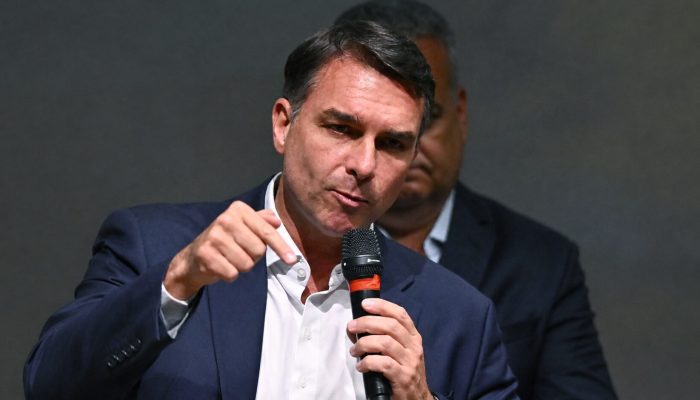 Discurso-Intenso-ao-Microfone.jpg