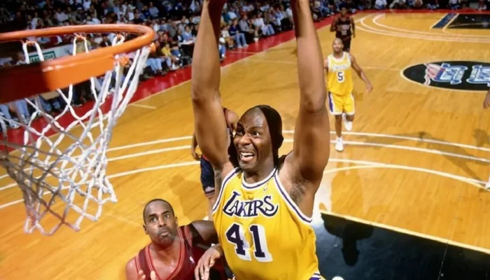 Elden Campbell Lakers Pistons