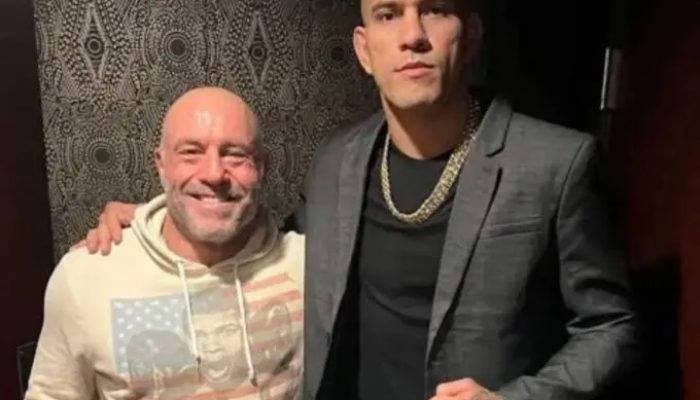 Joe-Rogan-posa-ao-lado-de-Alex-Poatan.-Foto-Reproducao-Instagram-e1741988091233-680x501.jpg