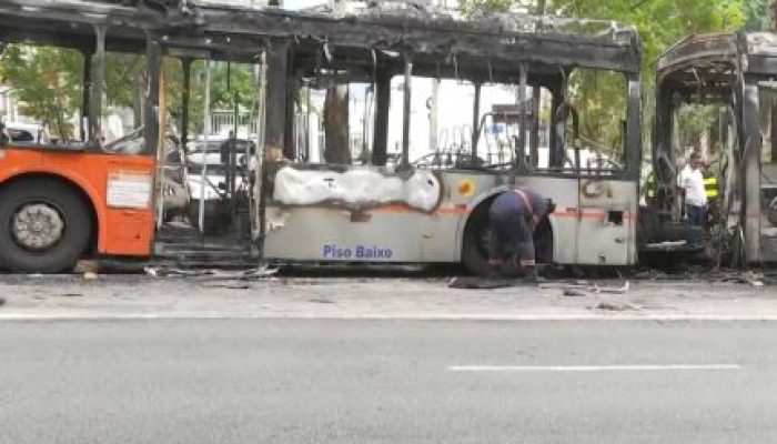 Onibus-apos-ser-consumido-pelas-chamas-430x323.jpg