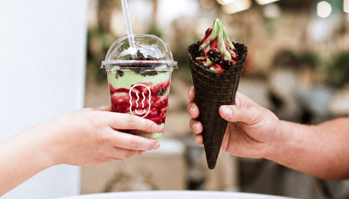 SHAKE E CONE ESPECIAL MATCHA E AMARENA