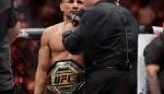 Alexandre Pantoja concedendo entrevista após vencer no UFC 317