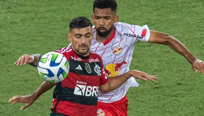 arrascaeta-disputa-a-bola-com-matheus-fernandes-em-flamengo-x-bragantino-duelo-do-campeonato-brasile.jpeg