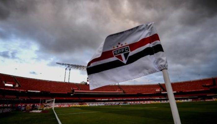 bandeira-do-sao-paulo-tremula-no-escanteio-do-gramado-do-morumbi-sob-nuvens-negras-1604528969213_v2.jpeg