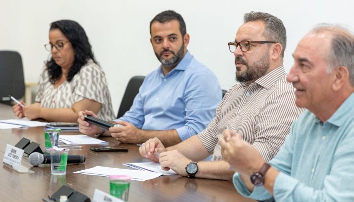 A secretária Ana Paula de Almeida, o prefeito Gustavo Martinelli, o secretário Luiz Henrique Toresin e o secretário adjunto Carlos Umberto Rossi durante o encon
