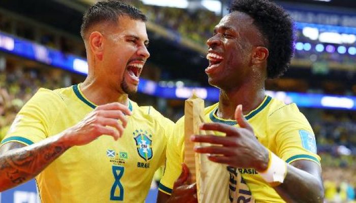 bruno-guimaraes-e-vini-jr-celebram-gol-do-brasil-sobre-a-escocia-em-jogo-da-copa-do-mundo-1782341919.jpeg