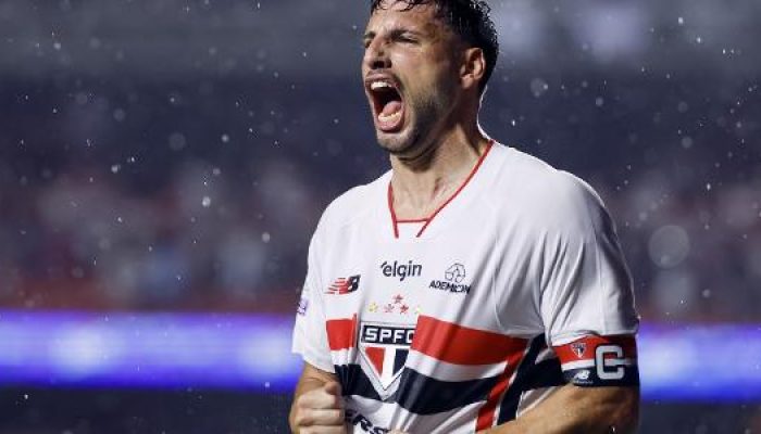 calleri-do-sao-paulo-comemora-gol-marcado-contra-o-vitoria-pelo-brasileirao-1791678567353_v2_615x300.jpeg