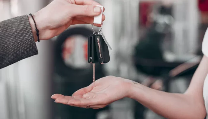 car-keys-car-salon-768x512-1.webp