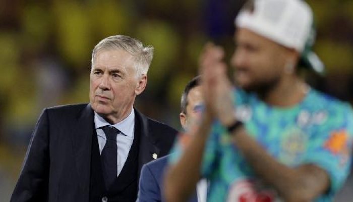 carlo-ancelotti-tecnico-da-selecao-brasileira-observa-enquanto-neymar-aparece-a-frente-na-imagem-178.jpeg