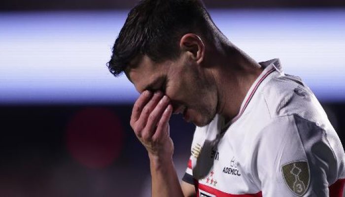 cedric-se-lamenta-durante-sao-paulo-x-atletico-nacional-duelo-da-libertadores-1755655252364_v2_615x3.jpeg
