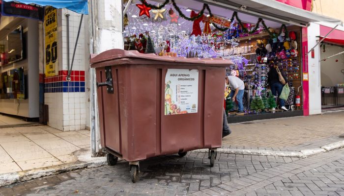 Coleta de lixo no Centro de Jundiaí terá horários especiais para o Natal