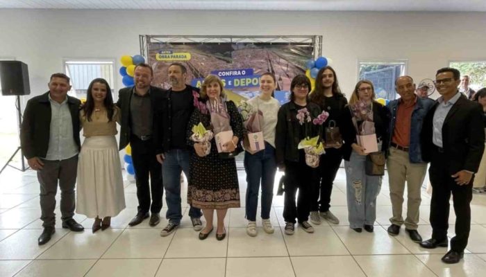 durante a inauguração do CEMEB Professora Adriana Tozetto em Itupeva, com flores e painel “Antes e Depois” ao fundo