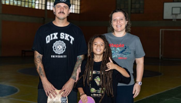 O aluno ao lado do pai, João Henrique, e da professora Paula Carmona Borelli