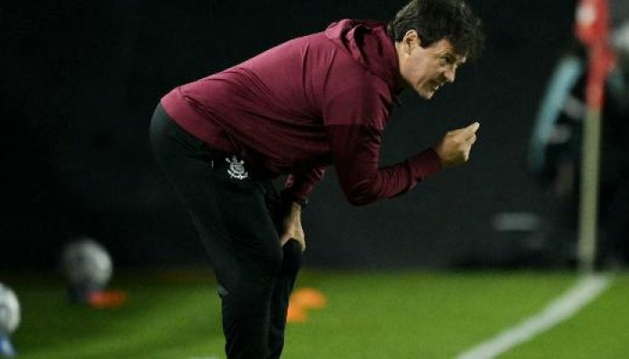 fernando-diniz-dirigindo-o-corinthians-no-empate-com-o-estudiantes-pela-libertadores-1789012577533_v.jpeg