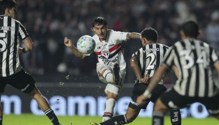 ferreira-do-sao-paulo-arrisca-chute-colocado-contra-o-botafogo-pelo-brasileirao-1779573536940_v2_615.jpeg