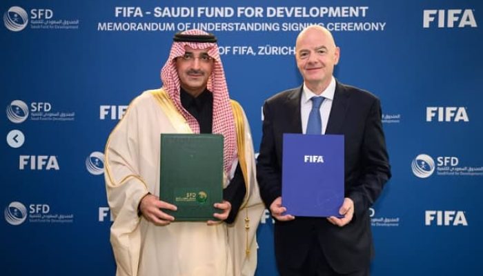 Presidente da Fifa, Gianni Infantino, assinou memorando de entendimento com o Fundo Saudita