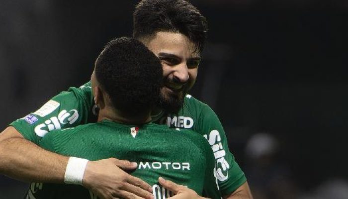 flaco-lopez-e-vitor-roque-celebram-gol-do-palmeiras-sobre-o-sao-paulo-em-jogo-do-brasileirao-1789254.jpeg