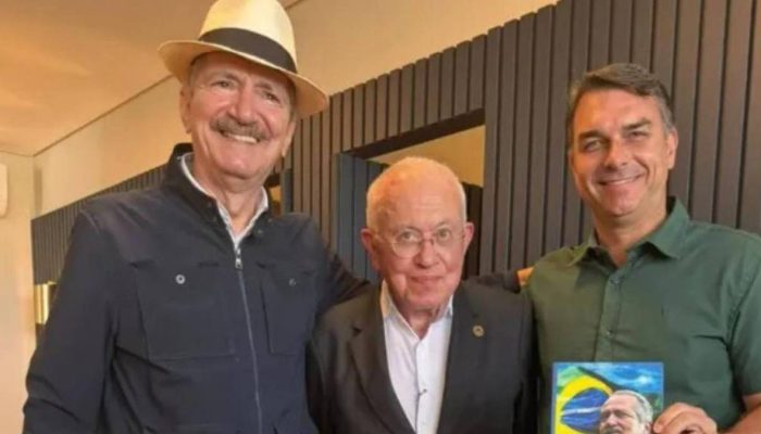 flavio-bolsonaro-com-aldo-rebelo-e-mangabeira-unger-foto-divulgacao-campanha-flavio.jpg