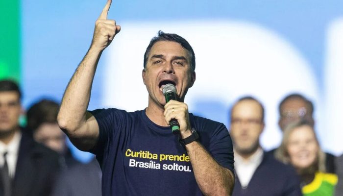 flavio-bolsonaro-curitiba-1.jpg