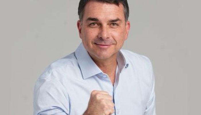 foto-homem-faz-ameaca-de-facada-a-flavio-bolsonaro-nas-redes-e-e-levado-para-depor-430x323.jpg