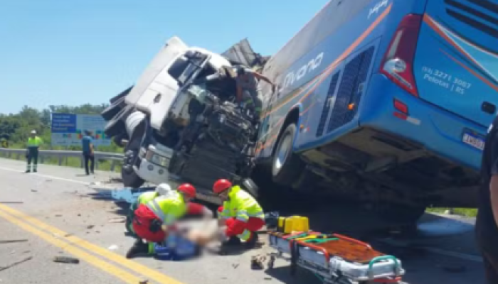 foto-onze-pessoas-morrem-em-acidente-envolvendo-caminhao-e-onibus-no-rs-2-430x323.png