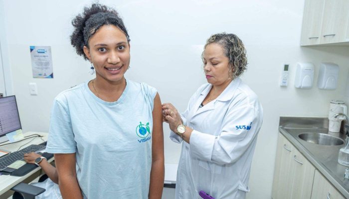 gabriela-recebendo-dose-de-vacina-compressed.jpg