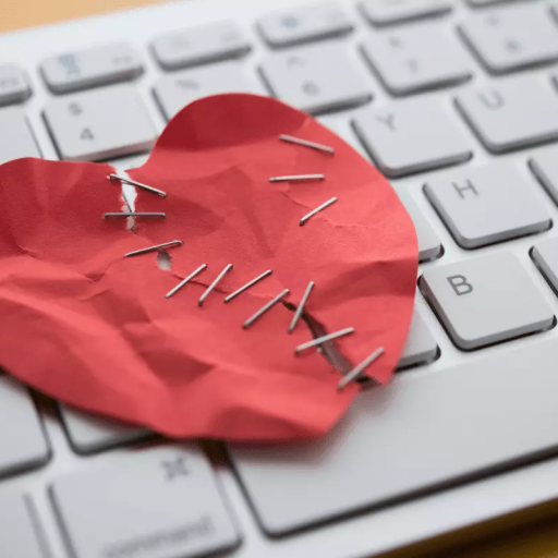 Idosa de Rio Preto perde R$ 6 mil em golpe do amor pela internet