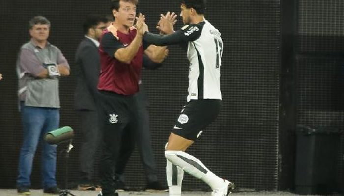 gustavo-henrique-comemora-com-diniz-o-primeiro-gol-do-corinthians-sobre-o-penarol-1777599495602_v2_6.jpeg
