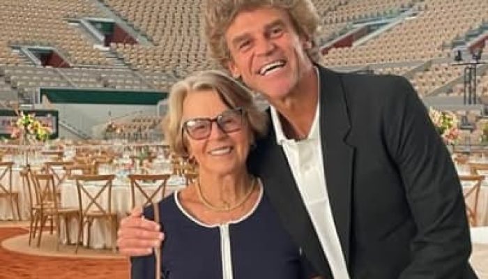Guga Kuerten com a mãe, Alice, em Roland Garros em 2025 (Reprodução)
