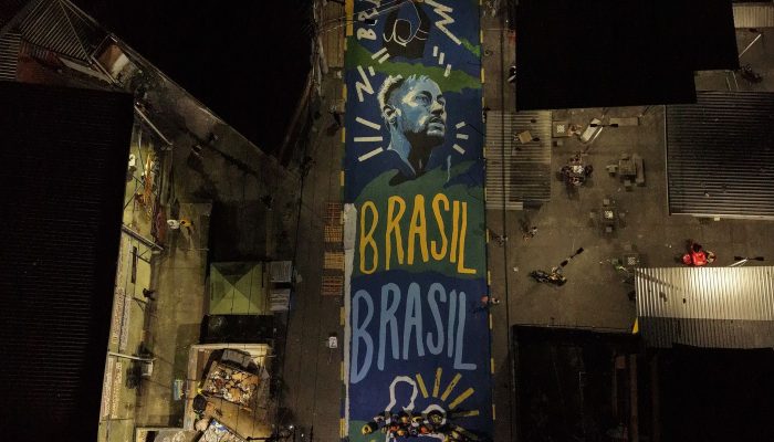 imagem_aerea_da_rua_pintada_na_penha_com_cores_da_selecao_brasileira.jpg