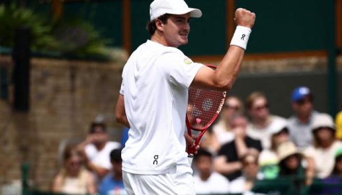 joao-fonseca-celebra-ponto-contra-o-espanhol-roberto-bautista-agut-em-wimbledon-1782746157318_v2_615.jpeg