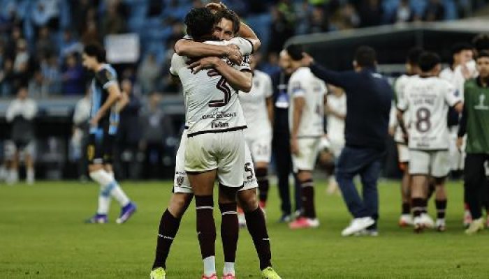jogadores-do-bolivar-celebram-classificacao-sobre-o-gremio-na-sul-americana-1785458500922_v2_615x300.jpeg