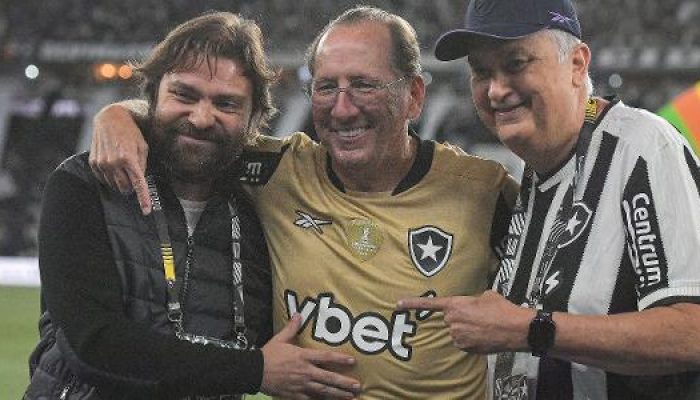 john-textor-entre-joao-paulo-magalhaes-atual-presidente-do-botafogo-e-durcesio-mello-1777000954464_v.jpeg