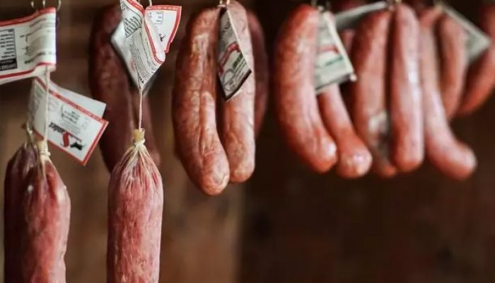 ladroes-invadem-acougue-e-furtam-15kg-de-linguica-no-jardim-ipe-61c703a3d81f0.jpg