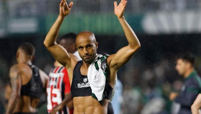 lucas-moura-celebra-junto-a-ala-visitante-a-vitoria-do-sao-paulo-sobre-o-coritiba-no-couto-pereira-1.jpeg