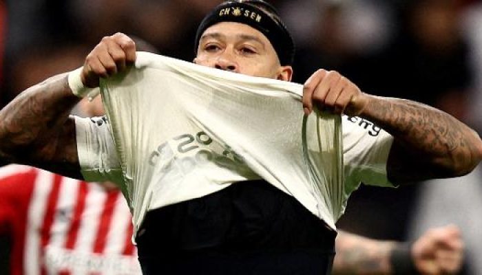 memphis-depay-lamenta-penalti-perdido-em-jogo-do-corinthians-contra-estudiantes-16-de-setembro-de-20.jpeg