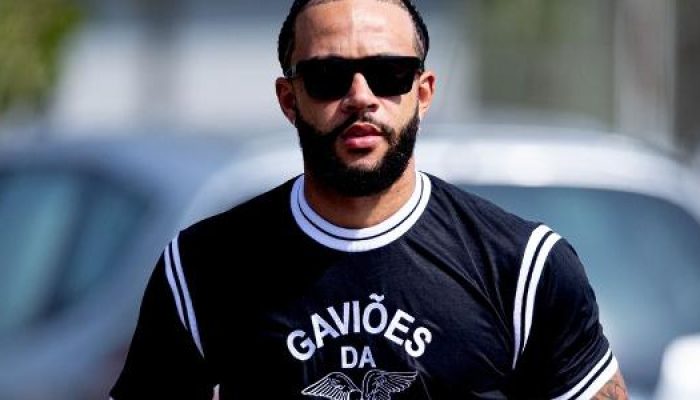 memphis-depay-usa-camisa-da-gavioes-da-fiel-antes-de-treino-no-corinthians-1726860011335_v2_615x300.jpeg