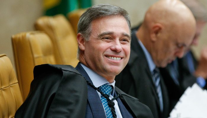 mendonca-caso-dark-horse.jpg