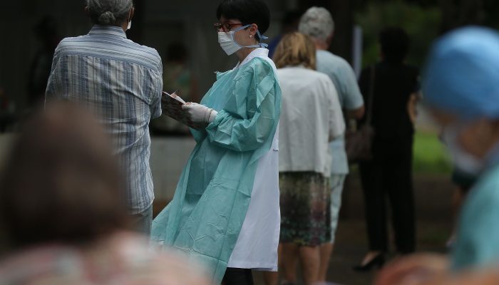 movimentacao_de_idosos_no_posto_da_612_sul_para_vacinacao_contra_influenza2403209968.jpg
