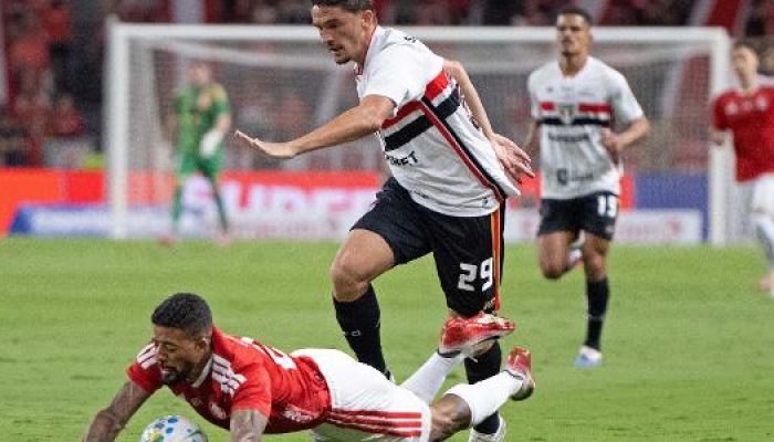 pablo-maia-do-sao-paulo-disputa-lance-com-paulinho-do-internacional-1775088635985_v2_615x300.jpg