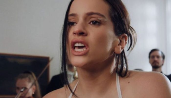 Rosalía no clipe de "Berghain", que abre sua nova era (Reprodução)