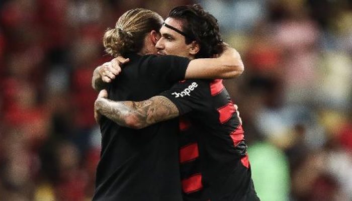 pedro-e-abracado-por-filipe-luis-apos-fazer-gol-pelo-flamengo-sobre-o-juventude-1744918763475_v2_615.jpeg