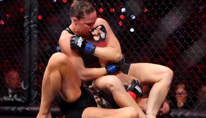 ronda-rousey-aplica-uma-chave-de-braco-em-gina-carano-durante-a-luta-na-categoria-peso-pena-no-card.jpeg