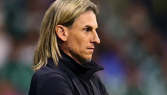 sebastian-beccacece-tecnico-do-equador-durante-partida-contra-o-mexico-na-copa-do-mundo-178288303303.jpeg