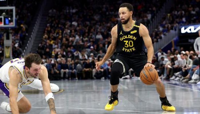 stephen-curry-da-drible-humilhante-em-luka-doncic-que-cai-deitado-1793466769833_v2_615x300.jpg
