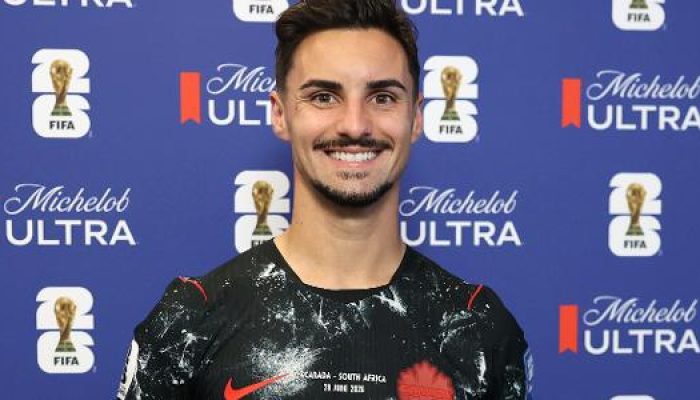 stephen-eustaquio-posa-com-o-trofeu-de-melhor-da-partida-apos-africa-do-sul-x-canada-pela-segunda-fa.jpeg