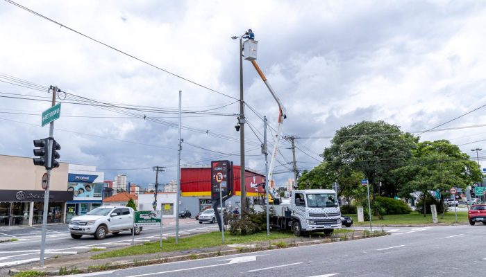 Rua Pitangueiras começa a receber iluminação LED